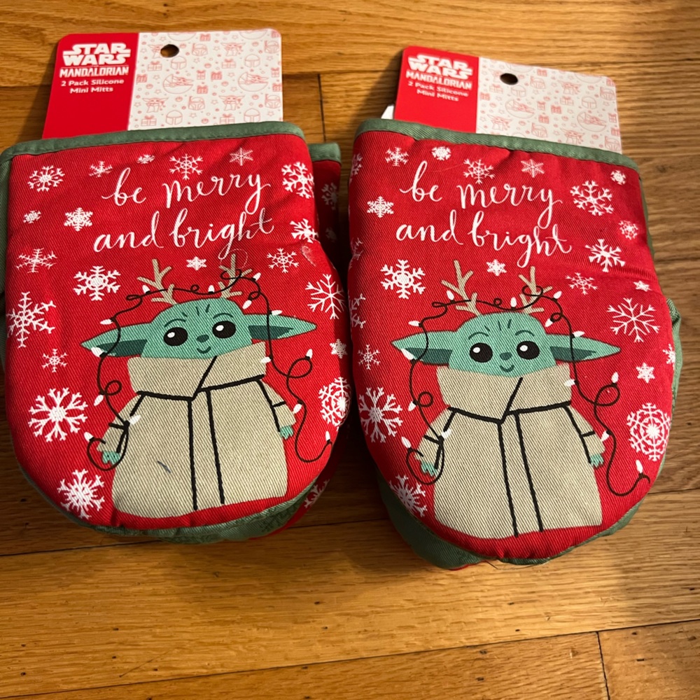- Set of Star Wars yoda oven mitts